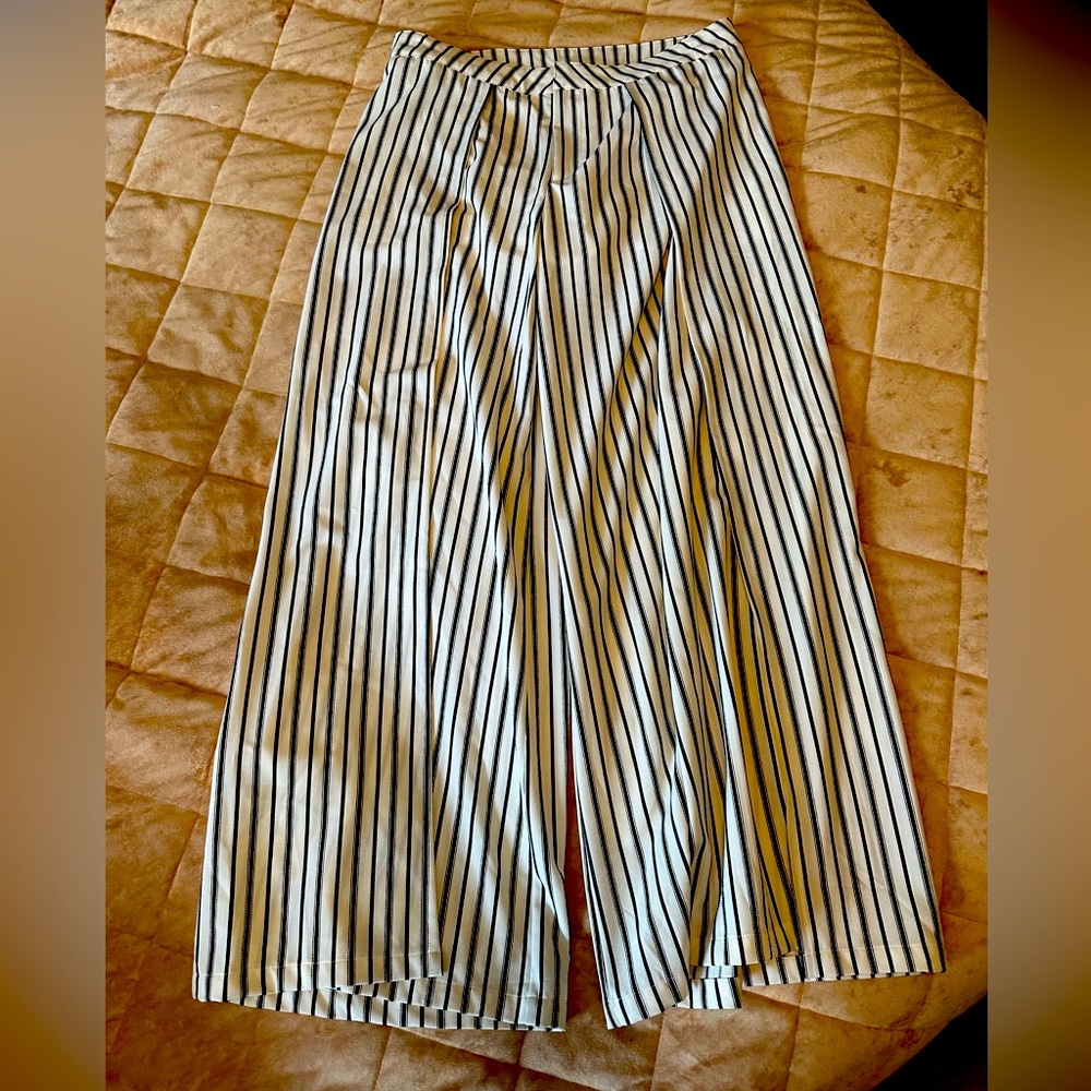 Miilla NWOT flutter opening pants with partial lining. Super cute for summer!